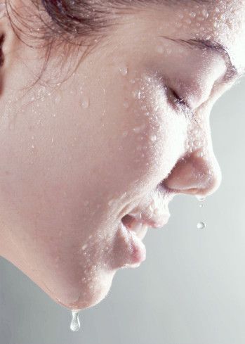 <p>流汗的原因是要為了讓身體降溫散熱，假如我們擦汗時使用乾毛巾，這只會讓肌膚錯誤以為肌膚需要更多的汗水散熱，就會增加排汗量，反而讓我們愈流愈多汗，因此擦汗時應用濕毛巾，這樣既可以擦掉汗水，又可以保留應有的水分在肌膚上，讓肌膚更有效的降溫。</p>