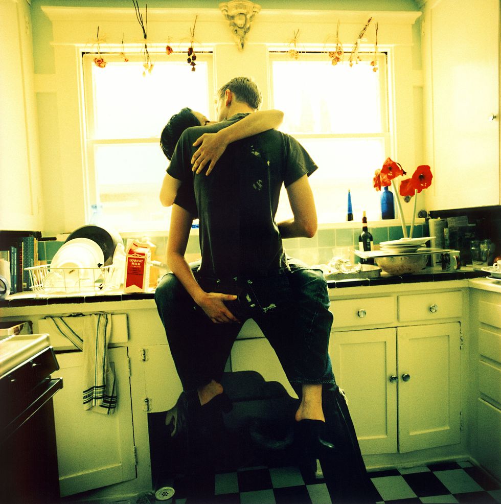 <p>廚房的流理台有一定的高度，可以讓女生坐在上面進行火辣辣的愛撫與親吻。想像自己在準備晚餐的途中，男人突然從後方熊抱，硬挺的巨龍碰觸到迷人的翹臀，瞬間就想立刻進入小穴，在經過一番折騰之後，女生雙手扶在流理台上，讓巨龍從後方直接進入，或是坐在流理台上以坐姿進行翻雲覆雨也很刺激，如果這時穿著性感的小圍裙，更能挑逗男人的熊熊慾火，因為實在太有畫面感了~<span class="redactor-invisible-space" data-verified="redactor" data-redactor-tag="span" data-redactor-class="redactor-invisible-space"></span></p>