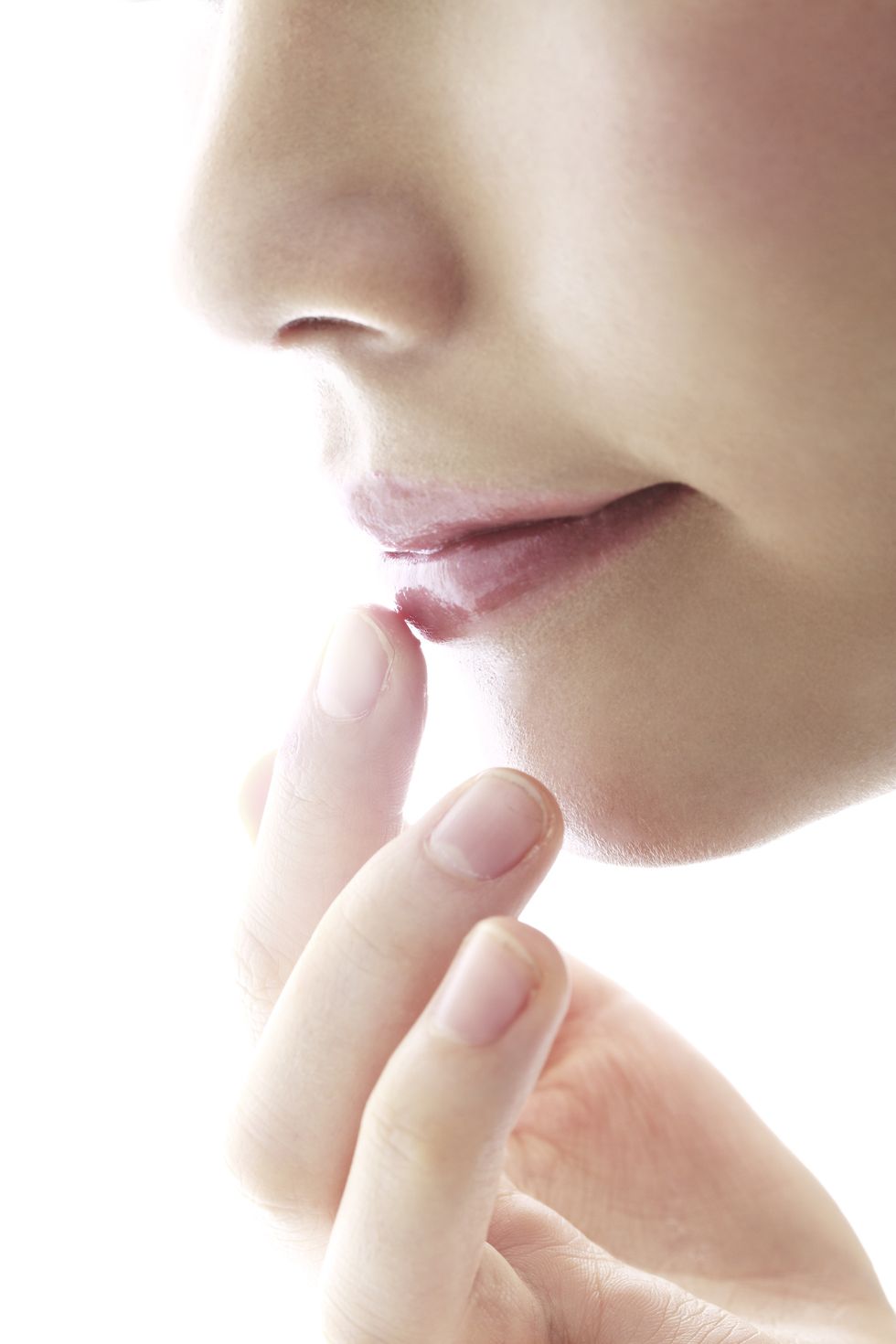 <p>缺水確實會讓唇部出現不少乾紋，但老化問題也是使唇紋增多的原因，市面上有許多針對唇紋的修護霜，能提高唇部含水量，更能預防和淡化唇紋，除此之外，眼霜也可以用來作為夜間的護唇精華，呵護嬌嫩的雙唇。</p>