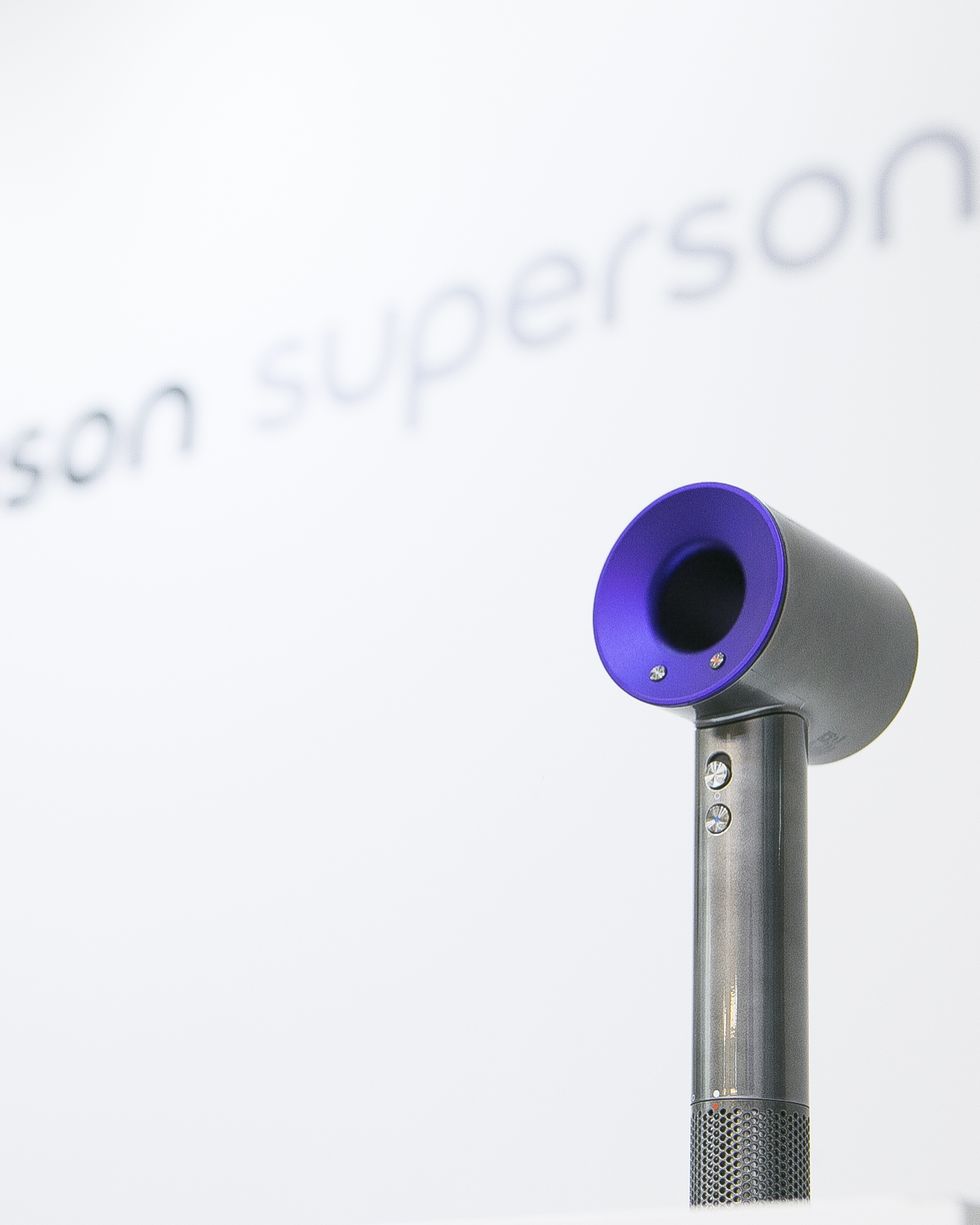 <p>形容為「game-changer」的Dyson SupersonicTM吹風機，最新推出的紫色，配襯亮灰色手柄，盡顯時尚高貴，而它輸出快速而且集中的氣流，智能控制溫度以保護頭髮免受高溫所帶來的傷害，透過把小巧的馬達安裝在手柄中而非吹風機的頂部，令用家能更易掌握吹風機的平衡．</p>