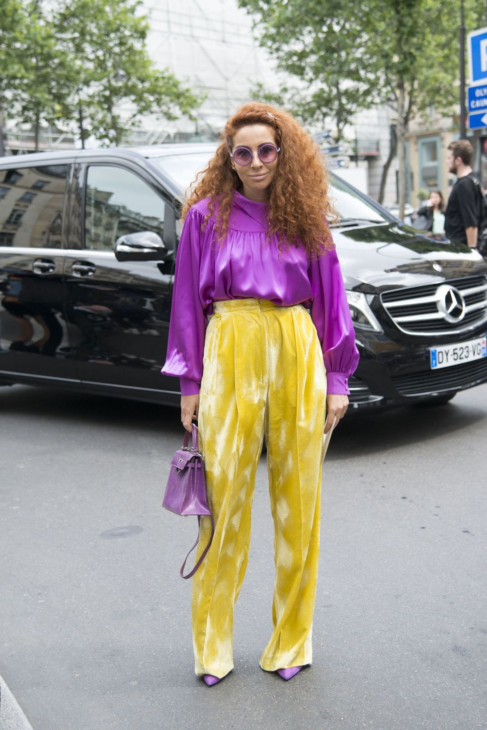 <p>絲質的紫色上衣搭配天鵝絨黃色寬褲，讓搶眼的色彩搭配呈現優雅的柔和感。</p>