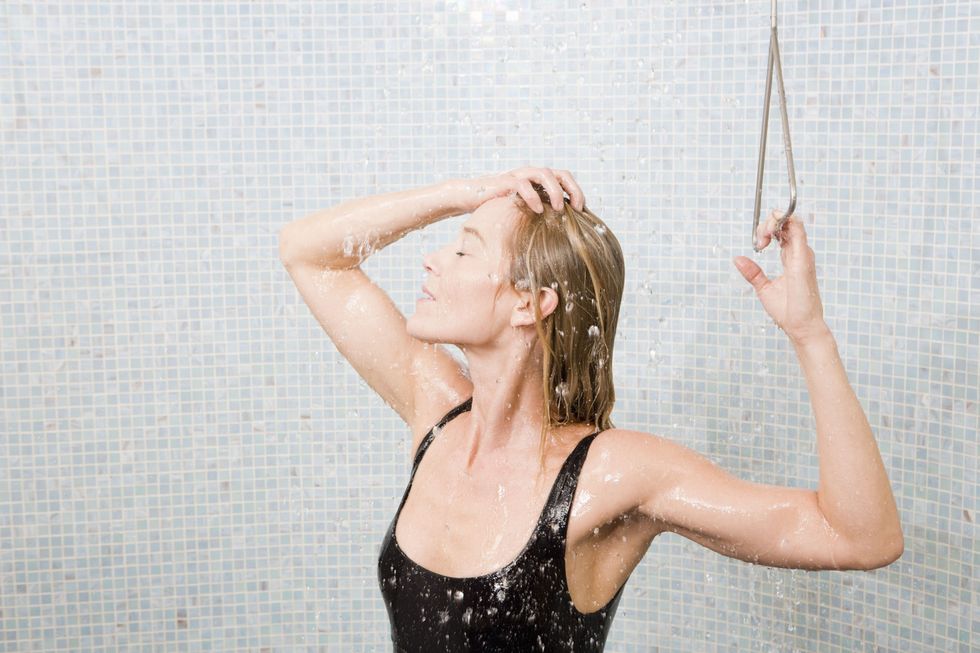 <p>下水前先將頭髮用清水沖洗一遍，讓頭髮吸滿水分，減少下水後頭髮吸收泳池中氧化物及海水中養分的量。<span data-redactor-tag="span"></span><br></p>