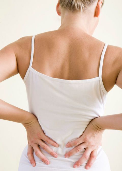 <p>膀胱經大部分位於人體的後背及腿後側，通過按壓膀胱經可以增加身體的血液循環、促進新陳代謝，對於睫毛的保養也能有所幫助，最簡單的方法，是用雙手拍打背後脊椎兩側的肌肉，沿著肌肉一路往下拍打到臀部，再由臀部沿著大腿中間線拍打至足後跟．每天晚上睡前，還可以按摩腳底的湧泉穴(腳底中間凹陷處，在足掌的前三分之一處)，慢慢搓揉按壓至發熱即可，只要有毅力每天睡前按壓10分鐘就會超有感喔．</p>