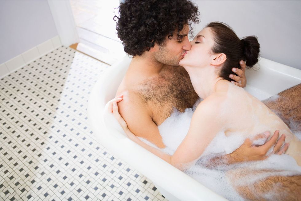 <p>一般的鴛鴦浴就是兩個人一起坐在浴缸裡互相擁抱愛撫，遜！當然妳還是可以先放一盆充滿了催情氛圍的香氛泡泡浴，然後讓男人洗完澡先進去泡，接著妳再進去洗澡，讓他坐在浴缸邊泡澡，邊欣賞妳的身體，直到他忍不住把妳拉進浴缸裡直接進入啦．<span></span></p>