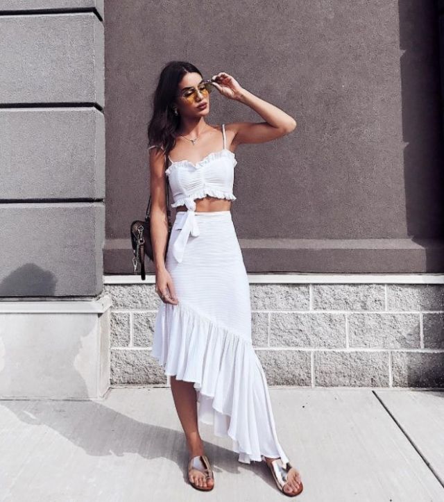 <p>白色的穿搭夏天感十足，而今年也十分流行不規則裙襬的中長裙，穿起來不只修飾腿形、遮臀部肉肉，特別的設計也讓整體造型更亮眼。</p>