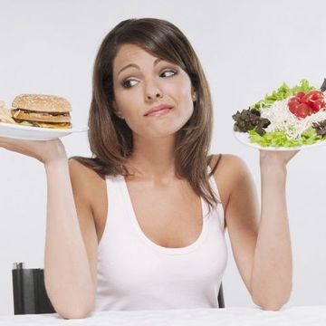 <p>很多人都會以極端的減肥方式來達到瘦身效果，像是不吃晚餐，其實這並不是長遠之計，可能一開始體重會下降，但妳很快就會遇到撞牆期，而且只要一多吃就會馬上胖回來，容易復胖又不健康，因此不吃晚餐不是減肥的方法，而是要聰明吃、慎選食物，三餐均衡並掌握幾個吃晚餐的關鍵，讓妳的減重效果事半功倍！<span class="redactor-invisible-space" data-verified="redactor" data-redactor-tag="span" data-redactor-class="redactor-invisible-space"></span></p>