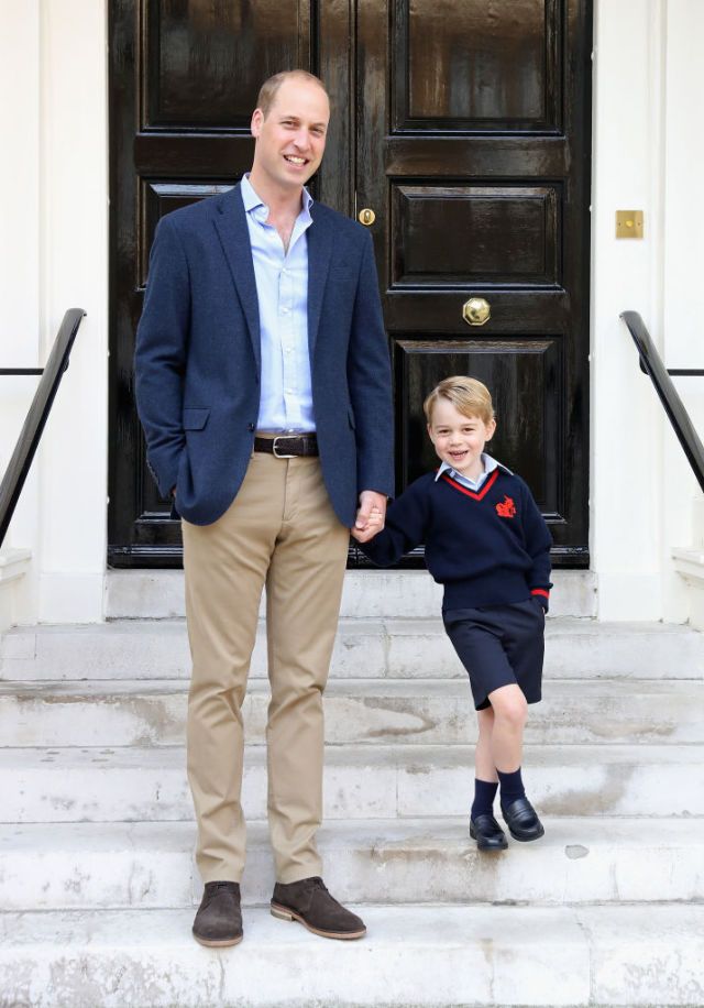 <p>上學前的喬治王子露出天真的笑容，還有招牌手插口袋pose！</p>