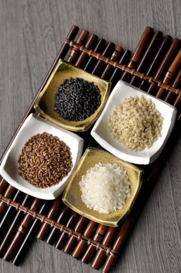 <p>營養滿分的糙米飯具有豐富的膳食纖維與各種維生素，也是低GI的食物之一，用它取代高GI的白米飯不只養分充足，還十分有飽足感。</p>
