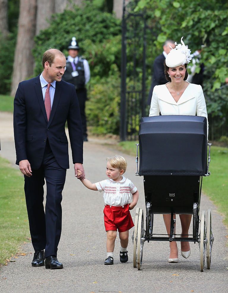 <p>妹妹夏洛特公主受洗當天，還要3週才兩歲的喬治王子已經會手插口袋。</p>