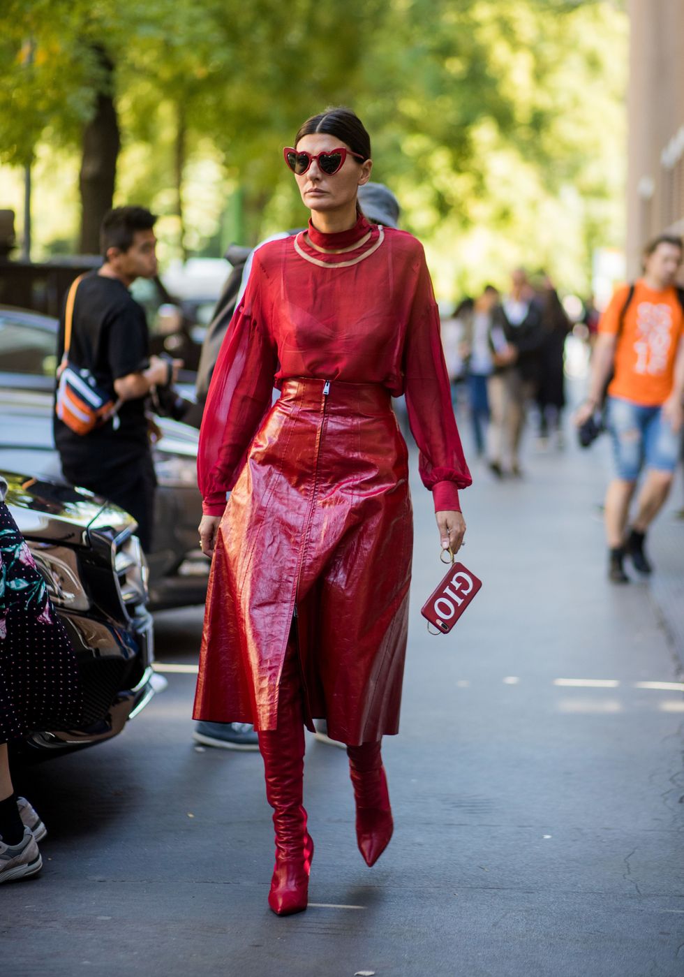 <p>絲質的紅色上衣搭配亮面的紅色皮革裙，利用不同材質的紅色做出造型層次，再搭配今年很流行的紅色長靴，打造帥氣有型的時尚造型。</p>