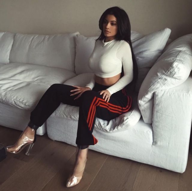 <p>緊身的短版上衣搭配寬鬆的運動褲，兼具隨性又性感的搭配Kylie Jenner<span class="redactor-invisible-space" data-verified="redactor" data-redactor-tag="span" data-redactor-class="redactor-invisible-space">也完美駕馭！</span></p>