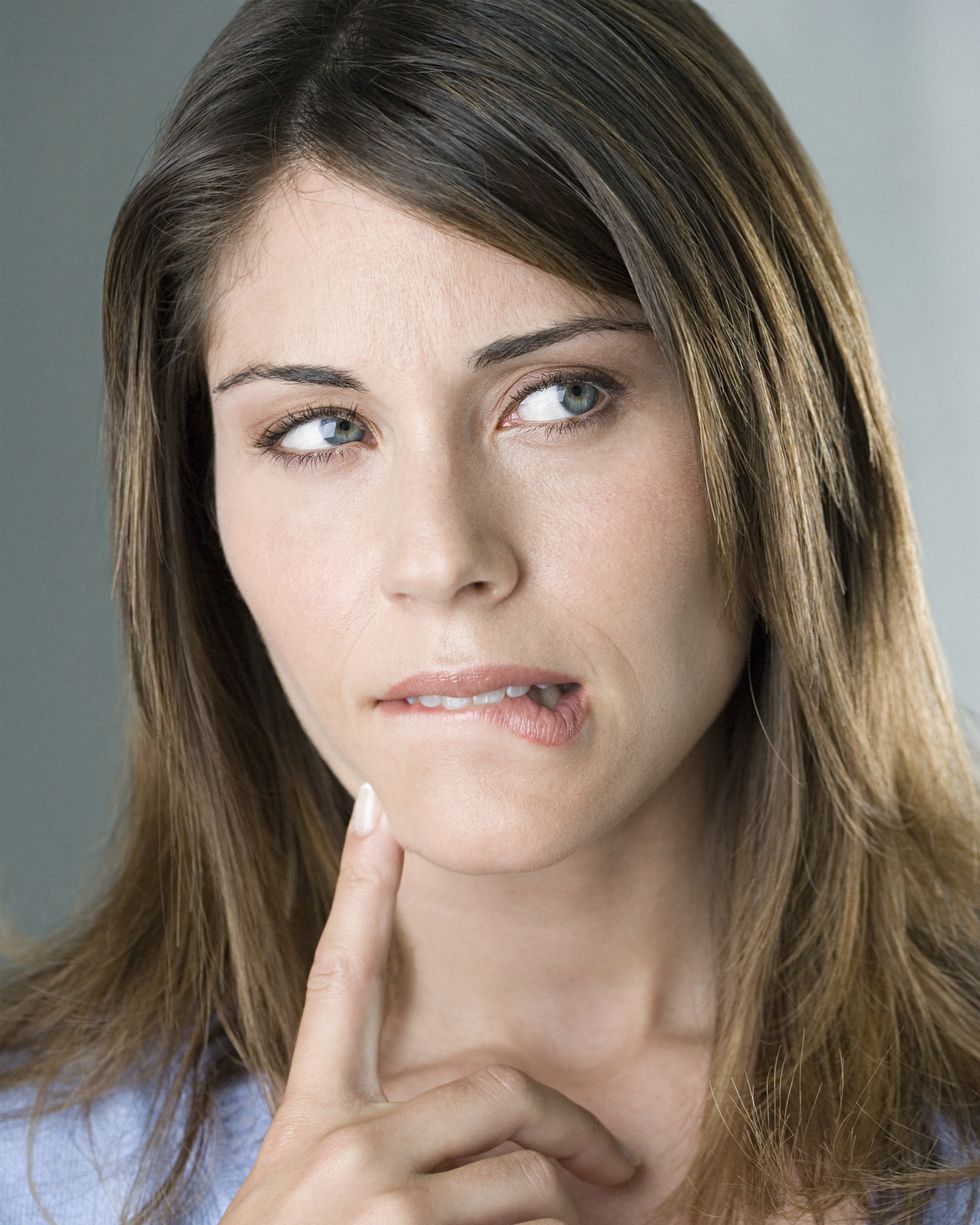 <p>唇色蒼白是因為嘴唇的血液循環不佳，很多人都會在壓力大或者思考的時候不自覺有咬唇的習慣，咬唇會讓嘴唇充血，但也容易傷害嘴唇，如果咬破嘴唇更容易引起發炎，比起咬唇，抿嘴可以輕輕按摩嘴唇讓嘴唇更紅潤。<span class="redactor-invisible-space"></span></p>