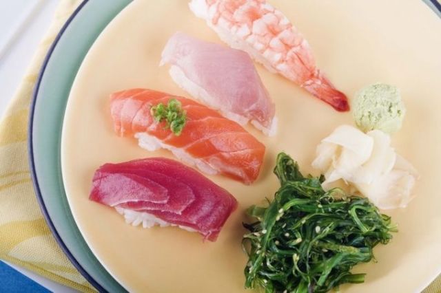 <p>生薑其實是一種傳統的「味覺清潔劑」，它可以除去口裡壽司的味道，所以它不只是我們看到的壽司上的裝飾，例如妳吃完了一個金槍魚壽司，接下來想吃三文魚壽司，妳可以吃一些薑，去掉口中金槍魚的味道，避免兩種魚的味道混淆。</p><p>「薑和壽司不是放在一起一口吃的。」－松久信幸肖爾迪奇經理。</p>