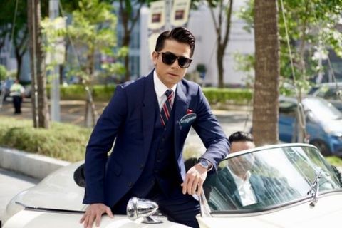 Vehicle, Suit, Car, Eyewear, Luxury vehicle, Street fashion, Outerwear, Mid-size car, Formal wear, Sunglasses, 