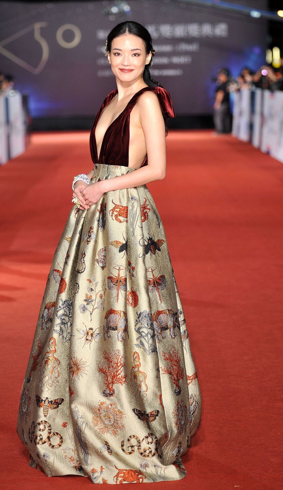 Fashion model, Red carpet, Clothing, Dress, Carpet, Fashion, Flooring, Hairstyle, Beauty, Gown, 