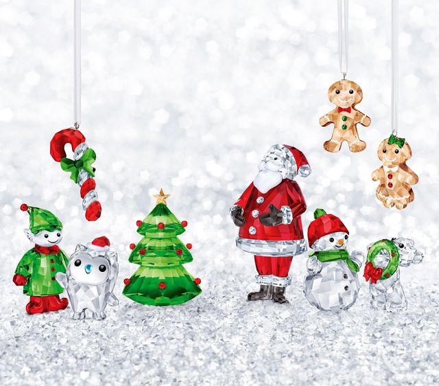 Santa claus, Christmas ornament, Christmas, Holiday ornament, Christmas tree, Christmas decoration, Fictional character, Christmas eve, Interior design, Winter, 