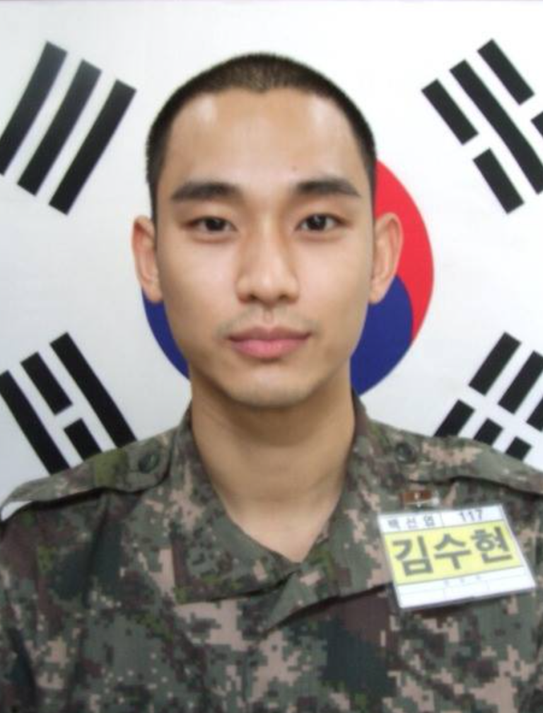 Military uniform, Soldier, Forehead, Military camouflage, Military person, Army, Military, Military officer, Non-commissioned officer, Buzz cut, 