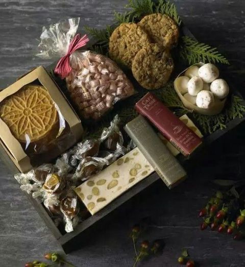 <p>黑白巧克力、果乾巧克力、榛果巧克力......最好是加入利口酒的調味巧克力！一盒滿載甜蜜祝福的濃郁香醇，最適合繽紛的聖誕佳節！</p>