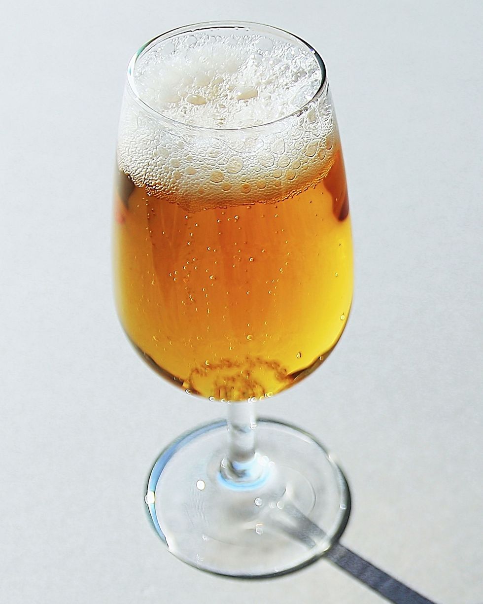 <p>啤酒熱量高，如果以一罐330ml、酒精濃度4.5％的啤酒為例，熱量就有103.95卡路里，雖然偶而喝一次啤酒不會讓妳長出啤酒肚，但對臉部肌膚的影響可比妳想像中來的嚴重，很多Angels不了解為什麼喝酒之後，排尿次數增加卻會引起水腫？其實身體排走的只是水分，留在身體內的鹽分才是水腫的原因，加上鹽分極高的下酒菜，隔天起床常常會覺得水腫又口乾舌燥。<span class="redactor-invisible-space" data-verified="redactor" data-redactor-tag="span" data-redactor-class="redactor-invisible-space"></span></p>