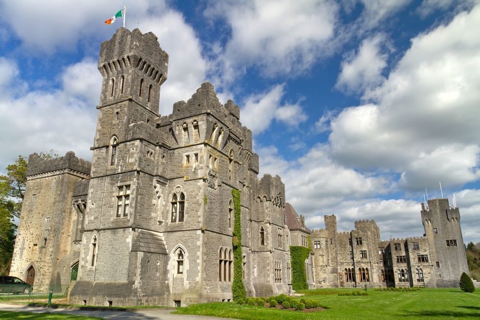 <p>阿什福德城堡是愛爾蘭最古老的城堡飯店。在1228年由de Burgo家族興建，但八個世紀以來城堡已數次易手，當中最有名的擁有者是釀製啤酒的健力士家族。</p>