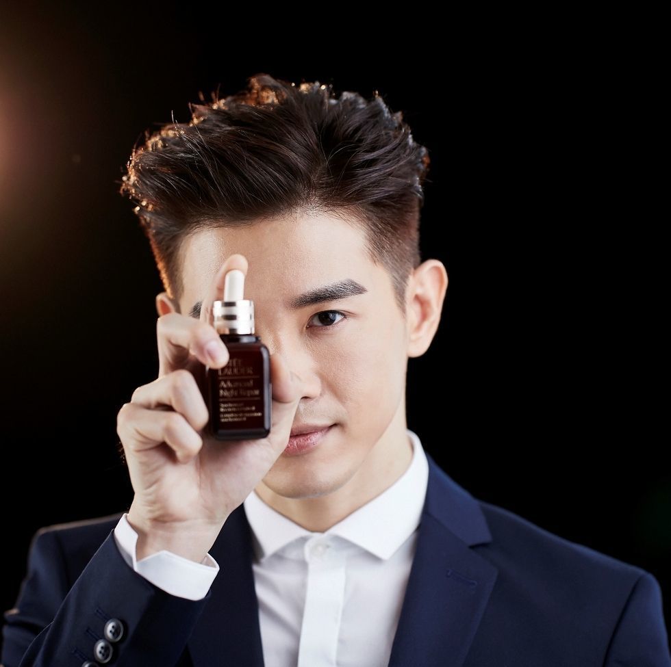 Hair, Forehead, Eyebrow, Hairstyle, Nose, Ear, Suit, White-collar worker, Cool, Formal wear, 