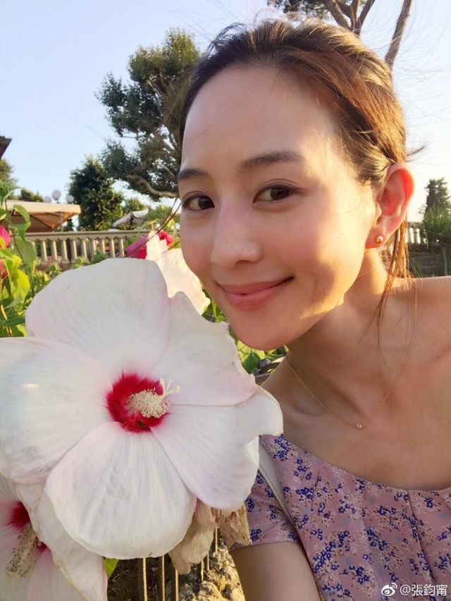 White, Hawaiian hibiscus, Flower, Beauty, Pink, Lip, Hibiscus, Chinese hibiscus, Petal, Plant, 