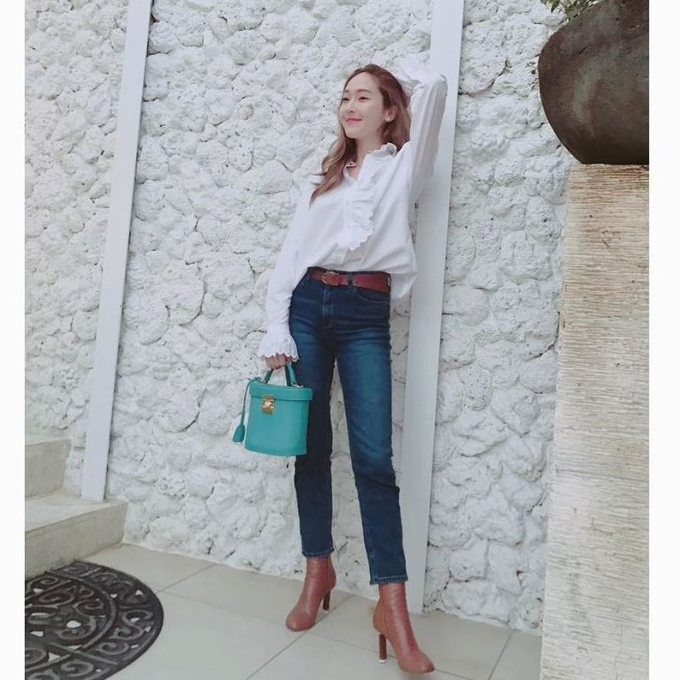 White, Clothing, Jeans, Denim, Turquoise, Green, Shoulder, Fashion, Footwear, Joint, 