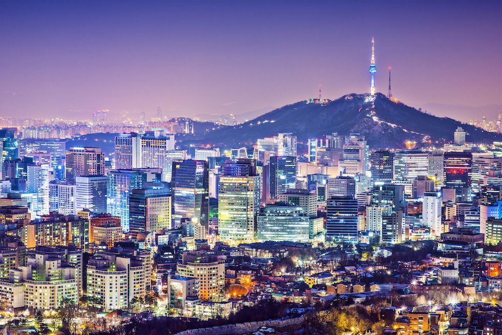 <p>而南山更是欣賞夜景的絕佳去處，一對對情侶相擁欣賞360度美麗夜景，為首爾的夜晚增添更多浪漫氣氛！</p>