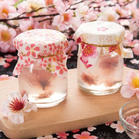 <p>輕盈的櫻花似乎跟晶瑩剔透的寒天是最夢幻的組合，日本塩漬櫻花搭配寒天凍，酸酸甜甜的滋味為這個春季譜出最柔軟的色澤。<br></p><p>售價NT.399元 一組四入</p>