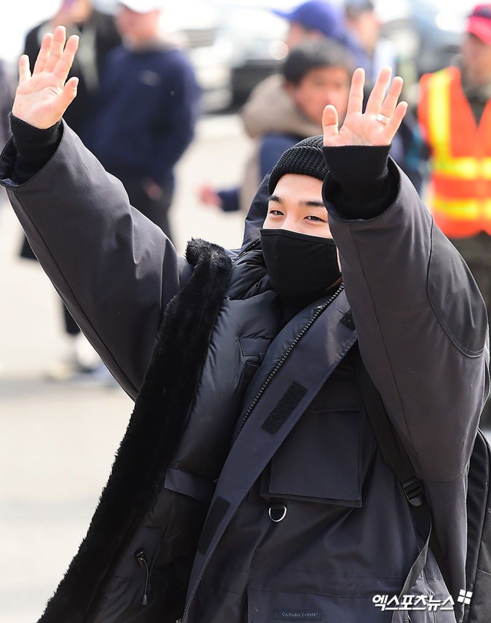 Gesture, Arm, Finger, Hand, Suit, Outerwear, Photography, Street fashion, Formal wear, V sign, 