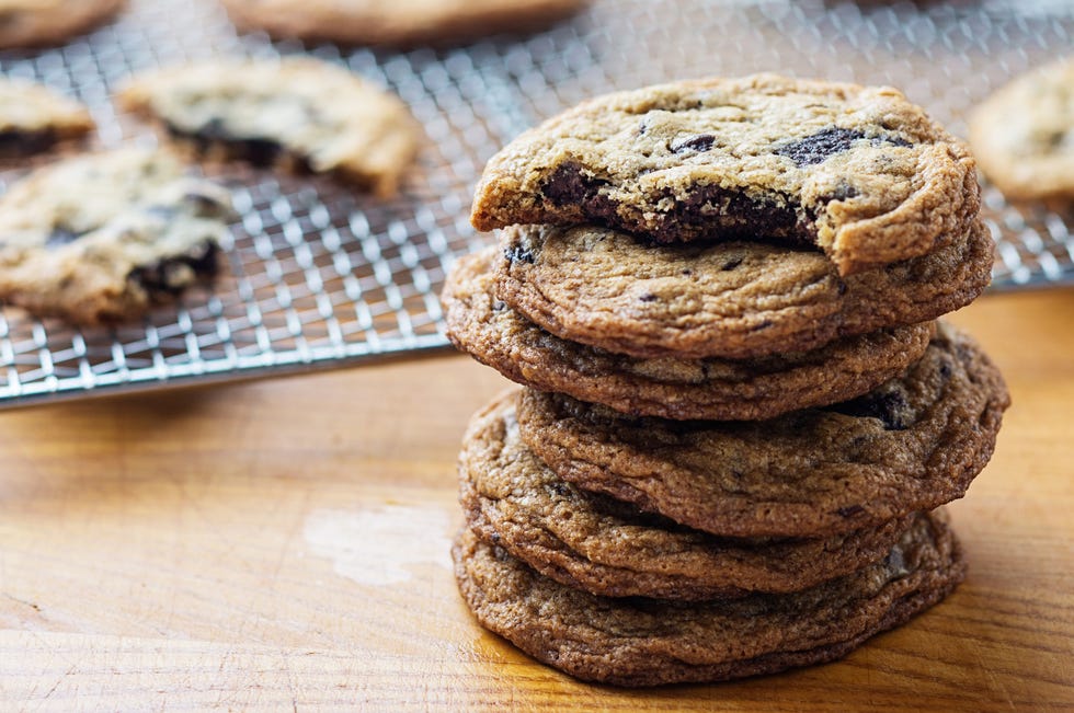 Food, Cookies and crackers, Snack, Dish, Baked goods, Cuisine, Dessert, Chocolate chip cookie, Cookie, Oatmeal-raisin cookies, 