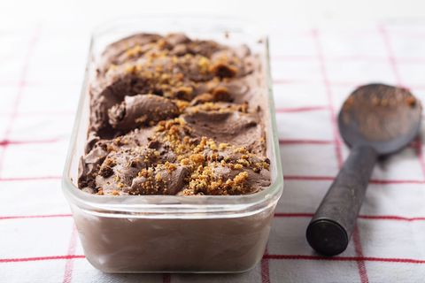 no churn brownie batter ice cream with crunchy cookie chunks