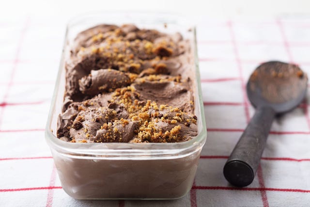 no churn brownie batter ice cream with crunchy cookie chunks