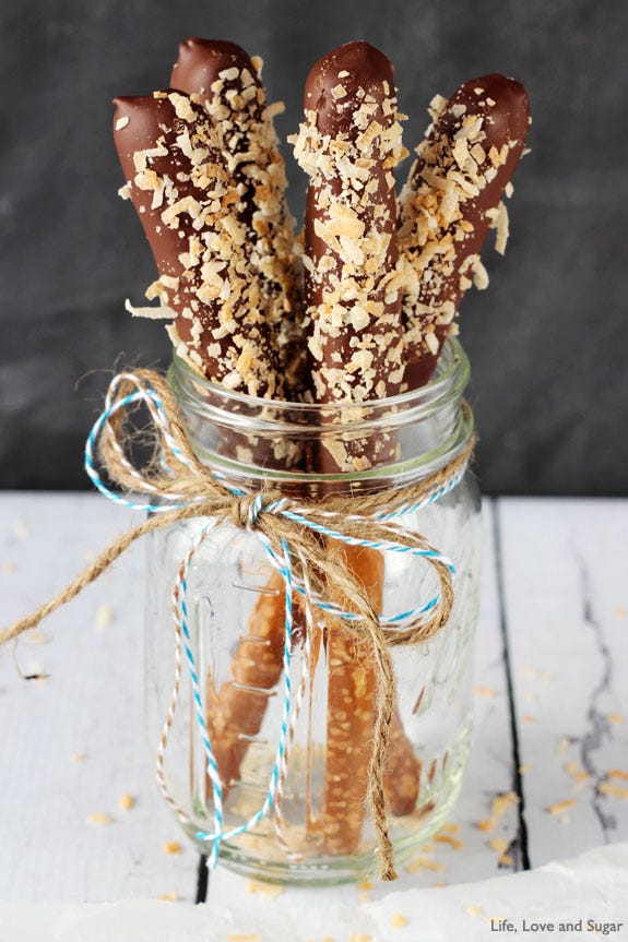 Food, Snack, Finger food, Cookie, Baked goods, Plant, Biscotti, Gluten, Cuisine, Dish, 