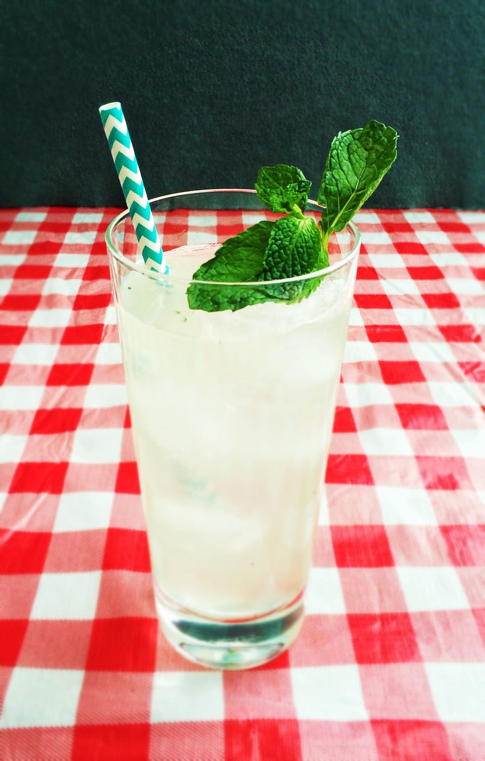 Drink, Citrus, Liquid, Classic cocktail, Ingredient, Cocktail, Produce, Cocktail garnish, Alcoholic beverage, Fruit, 