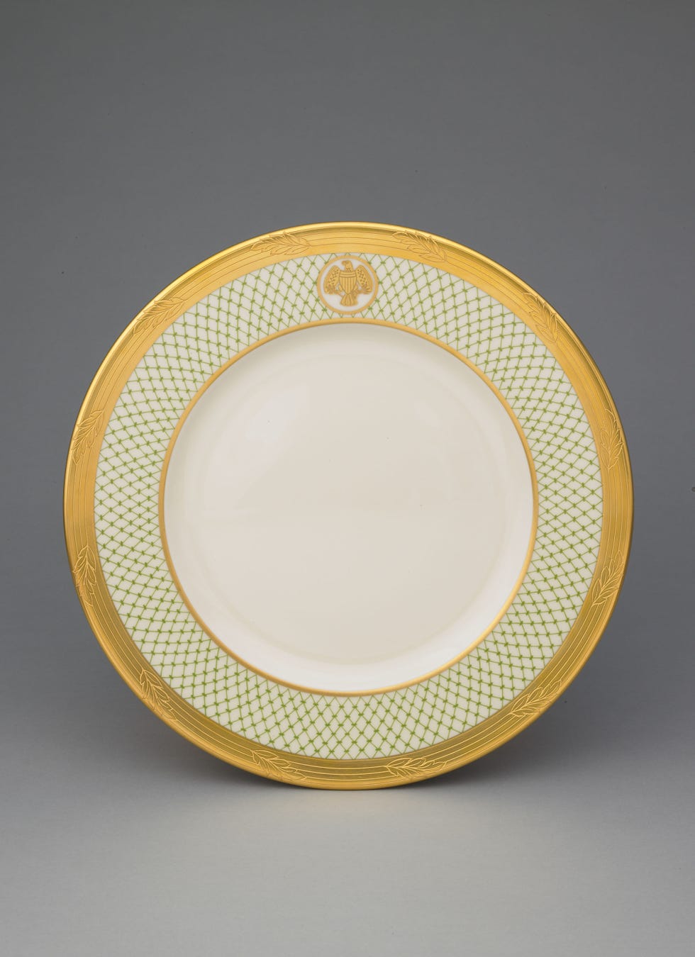 Dishware, Serveware, Circle, Platter, Kitchen utensil, Porcelain, Oval, 