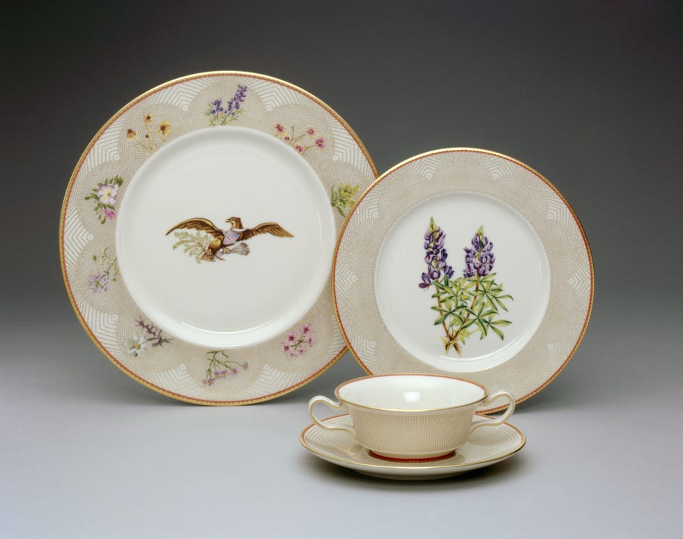 Serveware, Dishware, Porcelain, Cup, Drinkware, Teacup, Tableware, Coffee cup, Ceramic, Saucer, 