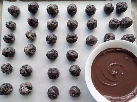Delish - No-Bake Oreo Truffles - Melted Chocolate