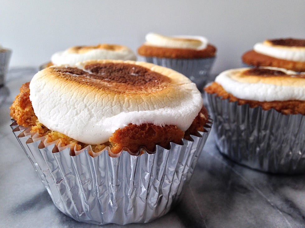 delish-marshmallow-cupcake-closeup