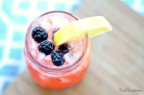 ในขณะที่ the blackberries are super refreshing, the tequila gives this fruity summer drink a serious kick.Get the recipe at Real Housemoms.