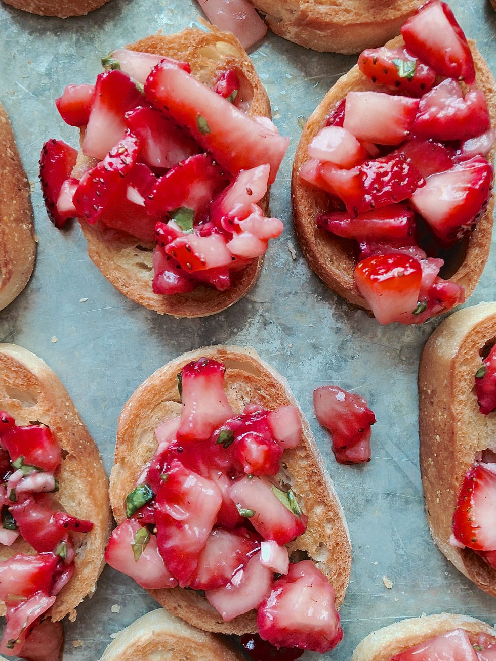 delish-strawberry-bruschetta-1
