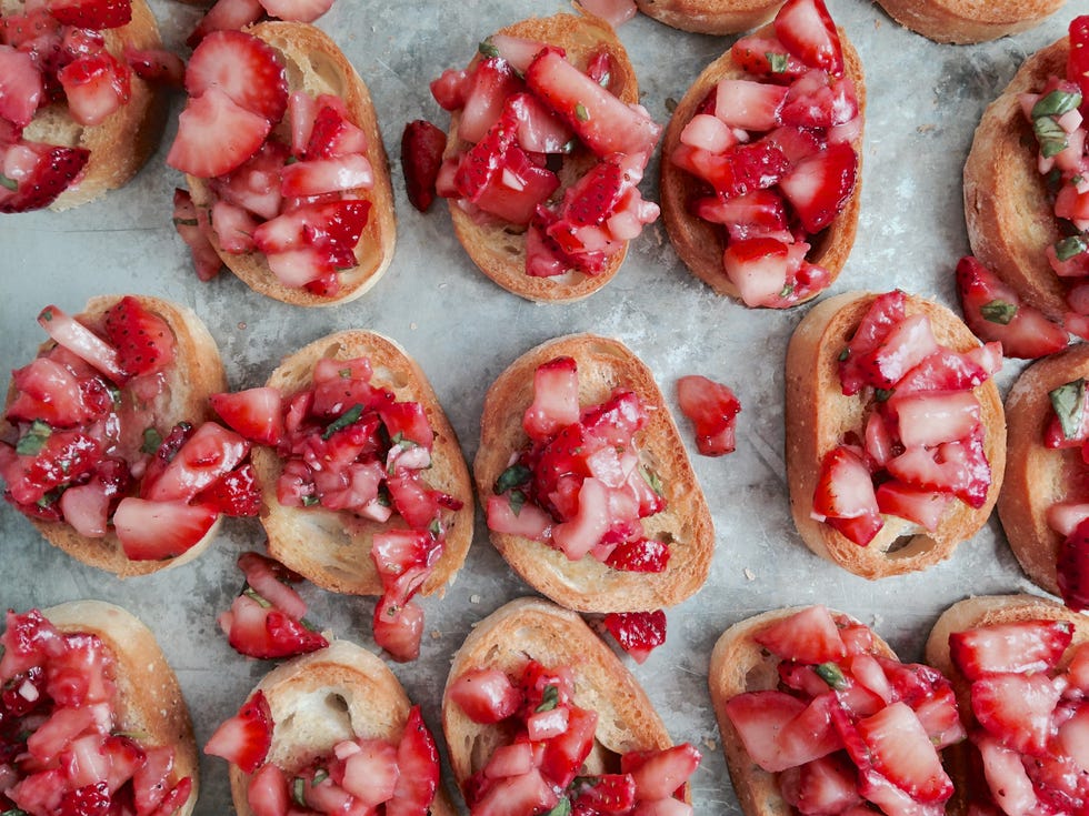 delish-strawberry-bruschetta-1
