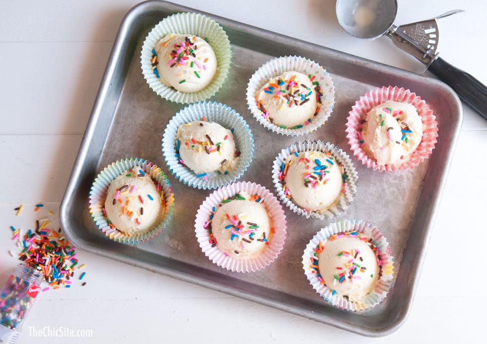 Food, Cupcake, Dishware, Sweetness, Dessert, Serveware, Baked goods, Cuisine, Confectionery, Cake decorating supply, 