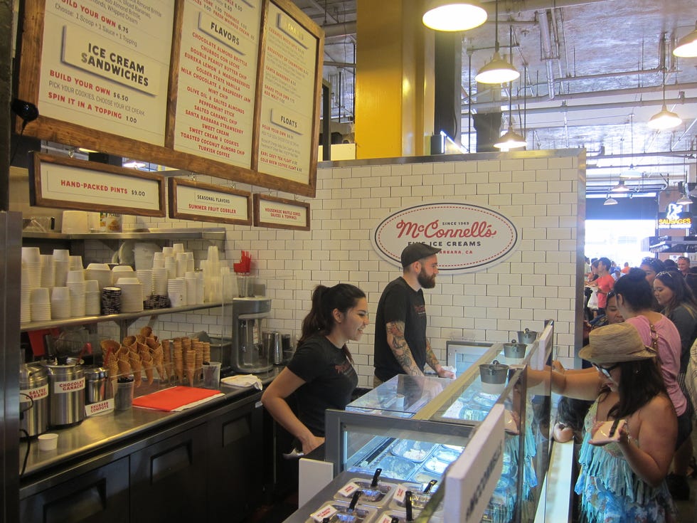 Customer, Countertop, Restaurant, Light fixture, Trade, Fast food restaurant, Menu, Selling, Business, Service, Customer, Countertop, Restaurant, Light fixture, Trade, Fast food restaurant, Menu, Selling, Business, Service,