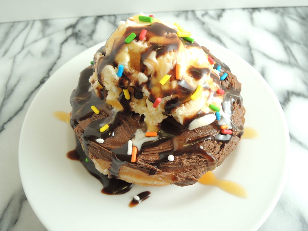 Delish-Put-Doughnut-Sundae