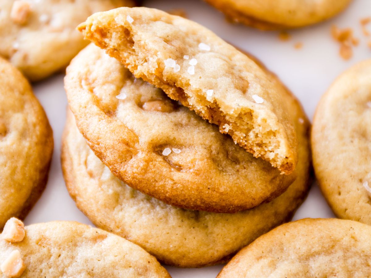 https://hips.hearstapps.com/del.h-cdn.co/assets/15/24/1434077878-delish-salted-vanilla-toffee-cookies-22.jpg?crop=0.888888888888889xw:1xh;center,top&resize=1200:*