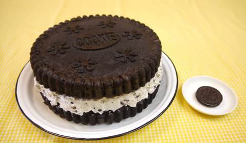 Here Is The Giant Oreo Cookie Cake of Your Most Delicious Dreams