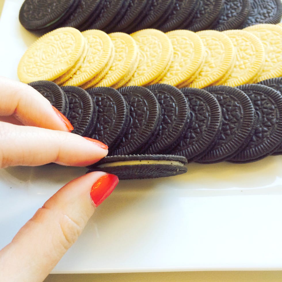 Finger, Food, Nail, Black, Oreo, Sweetness, Thumb, Junk food, Plate, Cookies and crackers, 