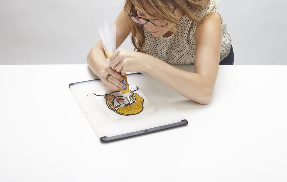 Kim Tranell Outlines The Taylor Swift Sketch in Buttercream