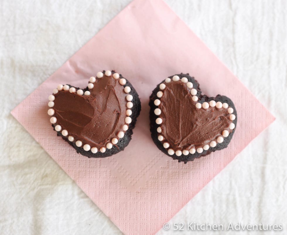 Brown, Textile, Pattern, Beige, Dessert, Fawn, Finger food, Linens, Baked goods, Pollinator, 